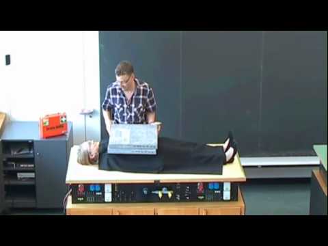 Schlagfeste Dozentin