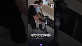 Un robot umanoid își lovește brusc dezvoltatorul în timpul unei demonstrații în China