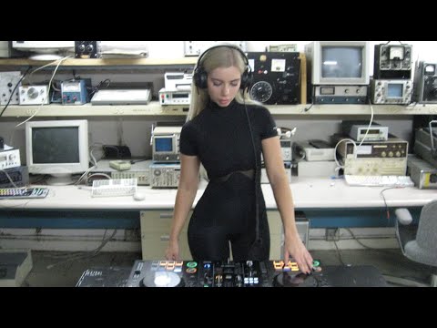 GROOVY HYPNOTIC TECHNO SET IN A LABORATORY  ★ JOANNA KUCHTA