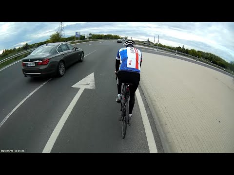 "Aki rendes velünk, azt ledudálják" - "Those who are nice to us get beeped at"