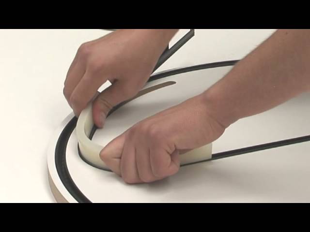 Vidéo teaser pour FLEX Führungsschienen z. Rollladen Jalousie-Syst. REHAU - Rails de cond. - Rot. d guid. 51.187.43-44