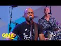 Hootie & The Blowfish perform 'Hold My Hand'