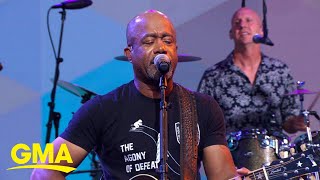 Hootie &amp; The Blowfish perform 'Hold My Hand'