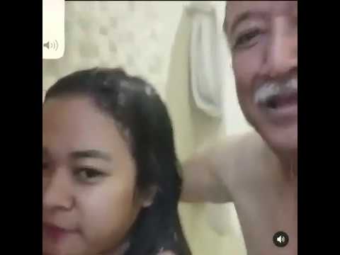 Mbah kung mandi bareng cewek sexy (kakek sugiono indonesia)