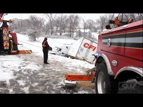 01-01-2021  Kansas City, MO - Tractor Trailer Carrying Batteries Wrecked - Heavy Rescue Required