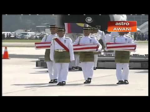 Three urns of MH17 victims carried to hearses