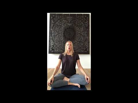 Sukhasana Schneidersitz - Yoga Asana und Meditationssitz