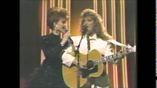 The Judds &quot;Rockin&#39; to the Rhythm of the Rain&quot; 1988