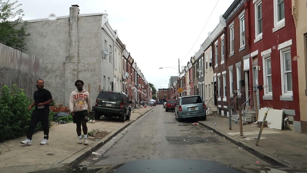 CROWDED FILTHY URBAN JUNGLE / PHILADELPHIA, USA