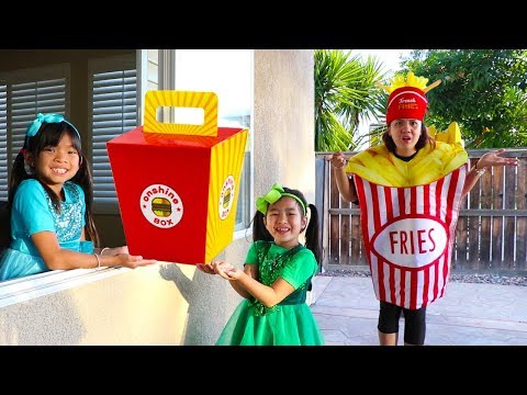 Emma & Jannie Pretend Play w/ Squishy Hamburger Fast Food Drive Thru Video