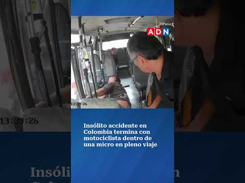 Insólito accidente en Colombia termina con motociclista dentro de una micro en pleno viaje