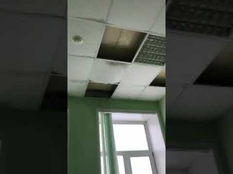 Пациенты Чапаевской ЦГБ возмущены протекающей крышей
