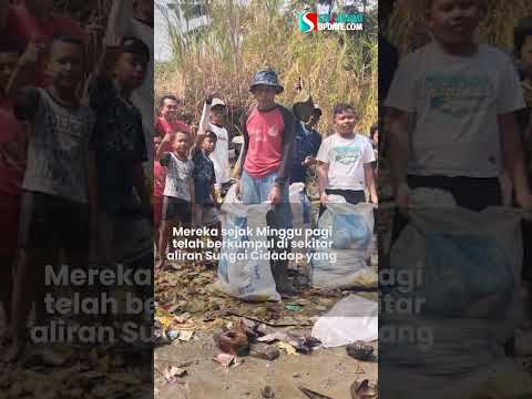 Kala Bocil Turun Tangan Bersihkan Sungai yang Bermuara ke Pantai Loji Sukabumi