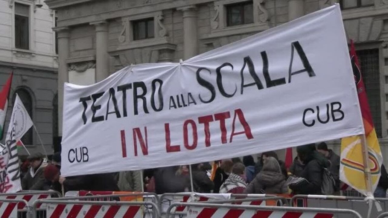 "Soldi ai teatri e alla cultura", la protesta in piazza della Scala