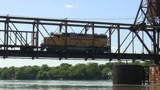 preview picture of video 'HLCX 916 Across the Illinois River Bridge at Ottawa, Illinois'