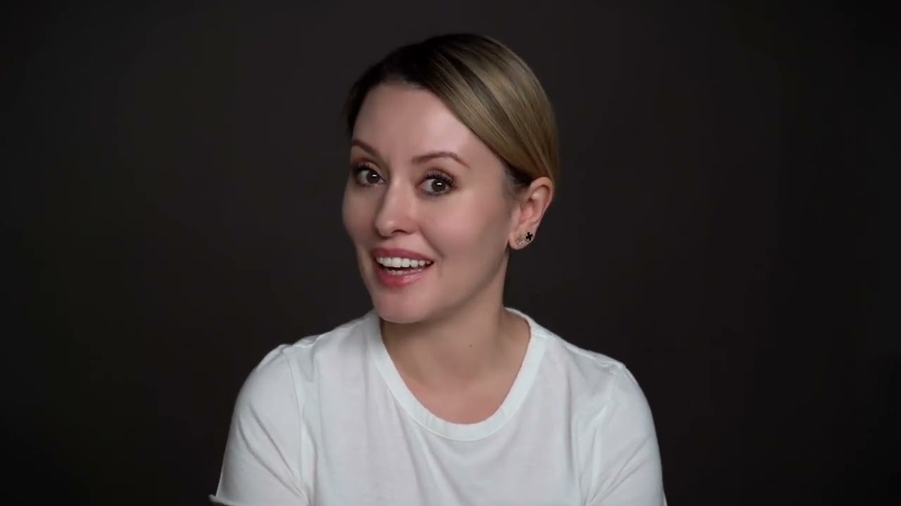 Konvulsiyaga uchragan ayollar pornosini tomosha qiling Ayol kokragini silkitadi va sutyen tushadi