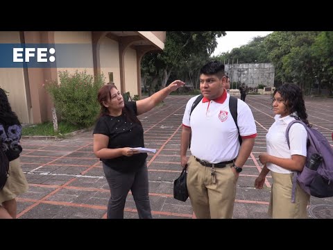 El Salvador impulsa nuevas normas en escuelas públicas: Uniformes y cortes de cabello obligatorios