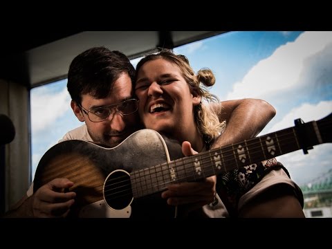 Safia Nolin chante Le temps est bon