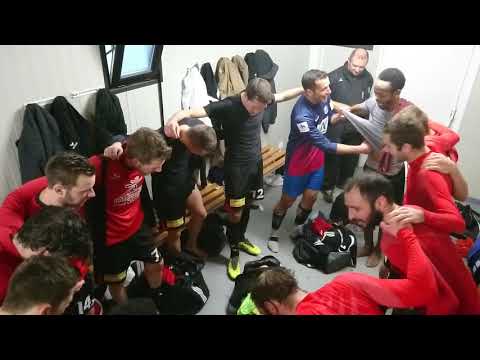 LE VESTIAIRE DES SENIORS A APRES LA VICTOIRE FACE A LA GUERINIERE