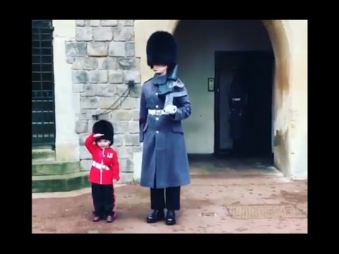 ילד חמוד מקבל מתנה מיוחדת ליום הולדת מחייל במשמר המלכה