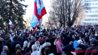 preview picture of video 'Подняли флаг России возле горисполкома  в Донецке на митинге 23 марта'