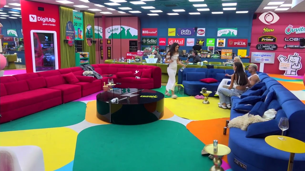 Momente gazmore/ Gjesti, Danja, Miki dhe Rizarta luajnë “bzzz”, të qeshura mes banorëve