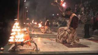 preview picture of video 'Night puja in Varanasi on the river Ganga'