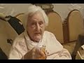 Anciana sorprende y brinda en nombre de Hitler