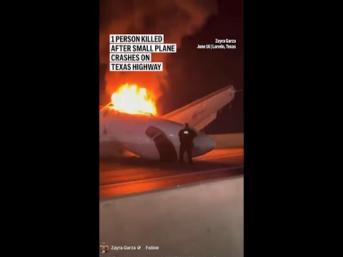 1 person killed after small plane crashes on Texas highway