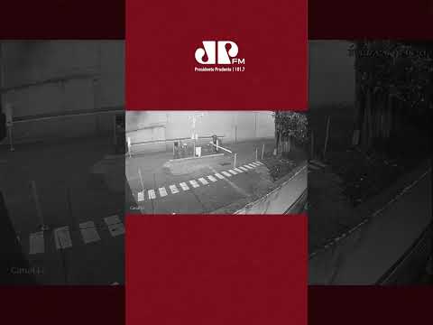 Empresário destrói cancela e agride dono de estacionamento em SP após se irritar com falha técnica.