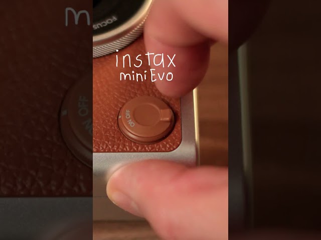 Vídeo relacionado con Khanka Funda de Viaje rígida para Fujifilm Instax Mini EVO 2 en 1 Impresora fotográfica y cámara instantánea (Estuche con álbum de Fotos,Negro)