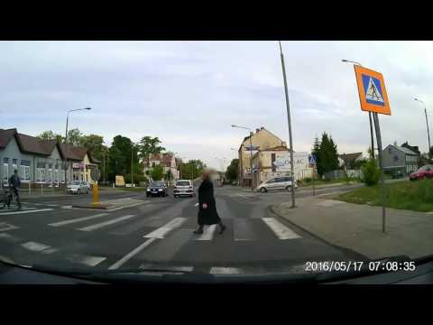 Radom. Wyprzedzanie i omijanie na przejściu dla pieszych. Ul. Słowackiego.