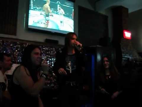 Fabricio cantando Atirei o pau no gato com Eduardo Galdin e Ariane Villa Lobos