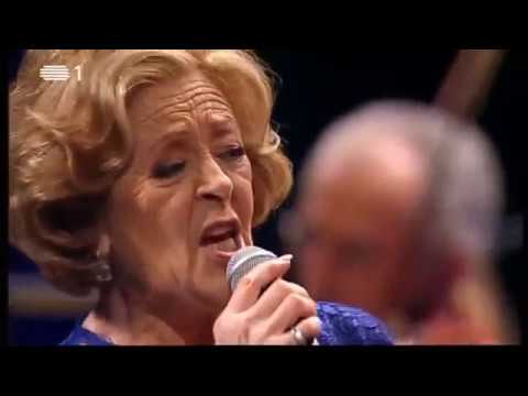 Amor Electro feat Simone de Oliveira | Rosa Sangue [Live Video]