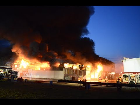 Uetze: Feuer einer Halle eines landwirtschaftlichen Lohnunternehmens