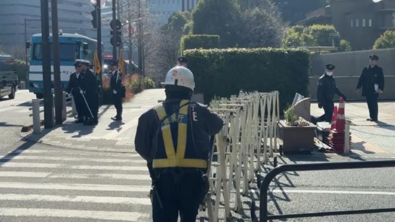 Meloni a Tokyo, la tradizionale apertura a mano delle barriere a ingresso Kantai