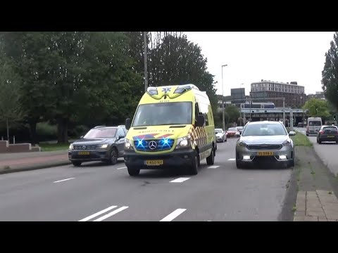 Ambulance Rijopleiding 09-521 met spoed over de Wibautstraat in Amsterdam