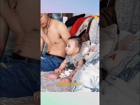 萌娃和爸爸一起看电视，真是太温馨了