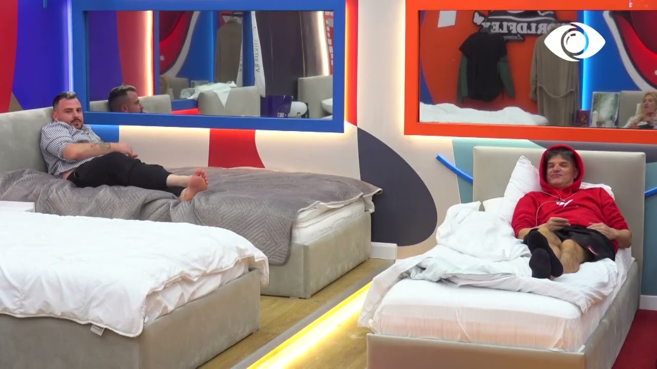 Po t'i lëmë ty kamerat/ Ronaldo u kthehet vajzave: Më nxirrni mallin e kopshtit