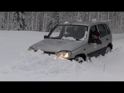 Шевроле Нива в глубоком снегу