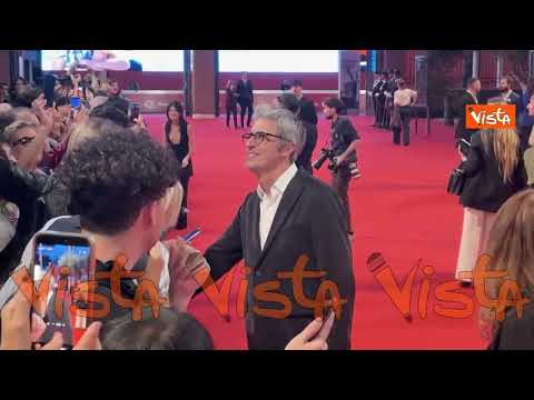 Pif scatta selfie e firma autografi sul red carpet del Festival del Cinema di Roma