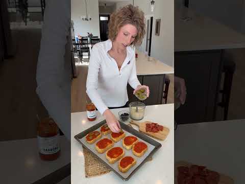 Texas Toast Pizzas RECIPE on dinnerin321.com #easyrecipe #recipe #dinner #pizza #delicious #yummy