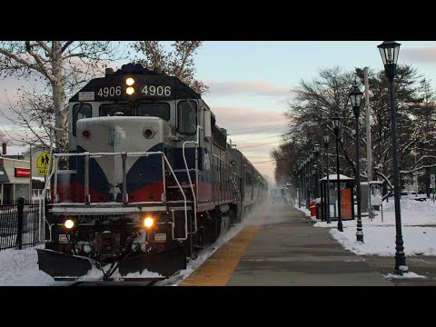 ᴴᴰ⁶⁰ MNCW 4906 leads PVL Express train 2117 thru Westwood - 12/14/2025