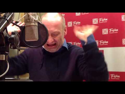 Akademia rozrywki - Niosą tort