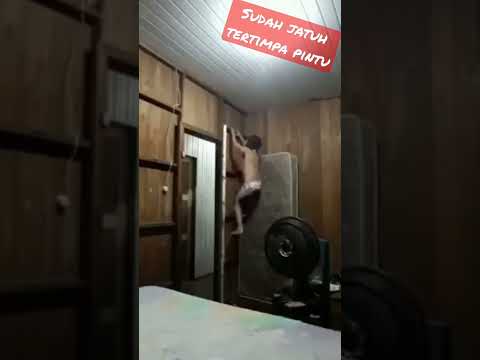 VIDEO LUCU - SUDAH JATUH TERTIMPA PINTU