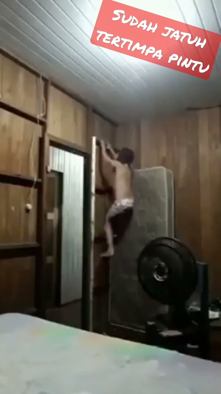 Tonton deh video lucu ini, anak jahil yang niatnya mau prank malah jatuh dan tertimpa pintu! 😂🤣