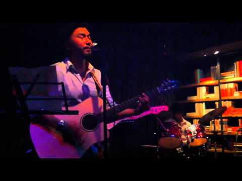 FaithObsesiku Aqasha (Gemersik Kalbu) on Faith Guitar performing Obsesiku @ Alexis Bistro KL_2