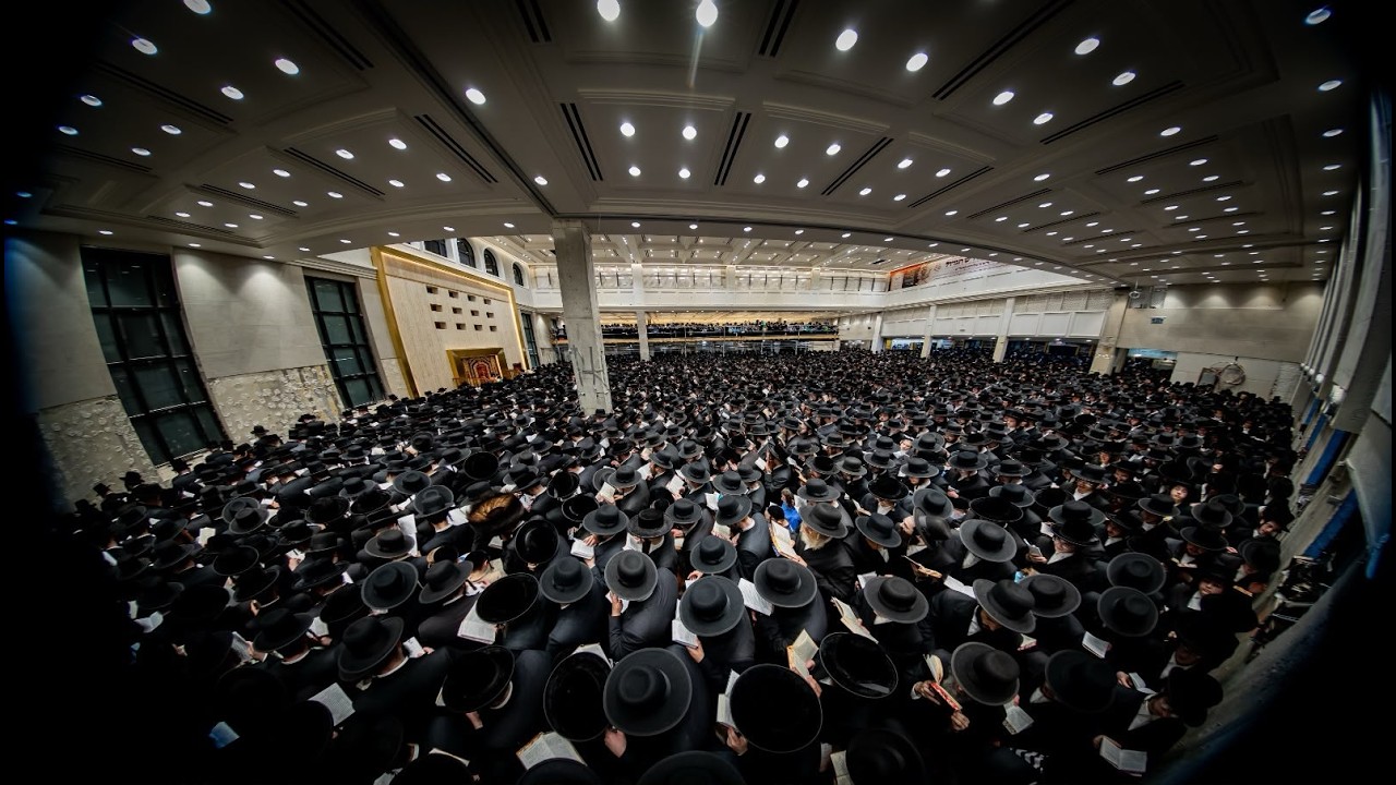 Thousands Attend Selichos Led By Satmar Rebbe - 2026 | רבבות באמירת סליחות ראשונות - האדמו"ר מסאטמאר