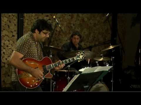 download lagu mp3 mp4 Trio Sandro, download lagu Trio Sandro gratis, unduh video klip Trio Sandro