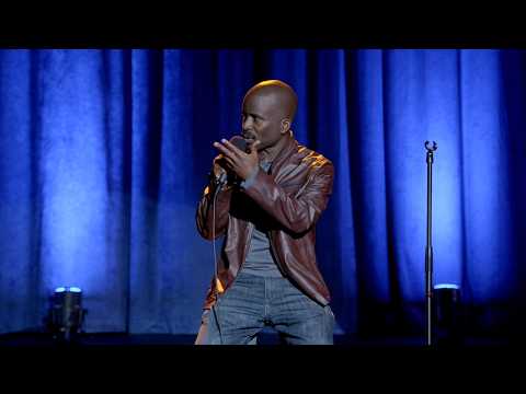 コメディアンが観客に「ブスvs美人」の貴重な教訓を伝授 (Comedian teaches audience valuable lesson about Ugly vs Pretty)